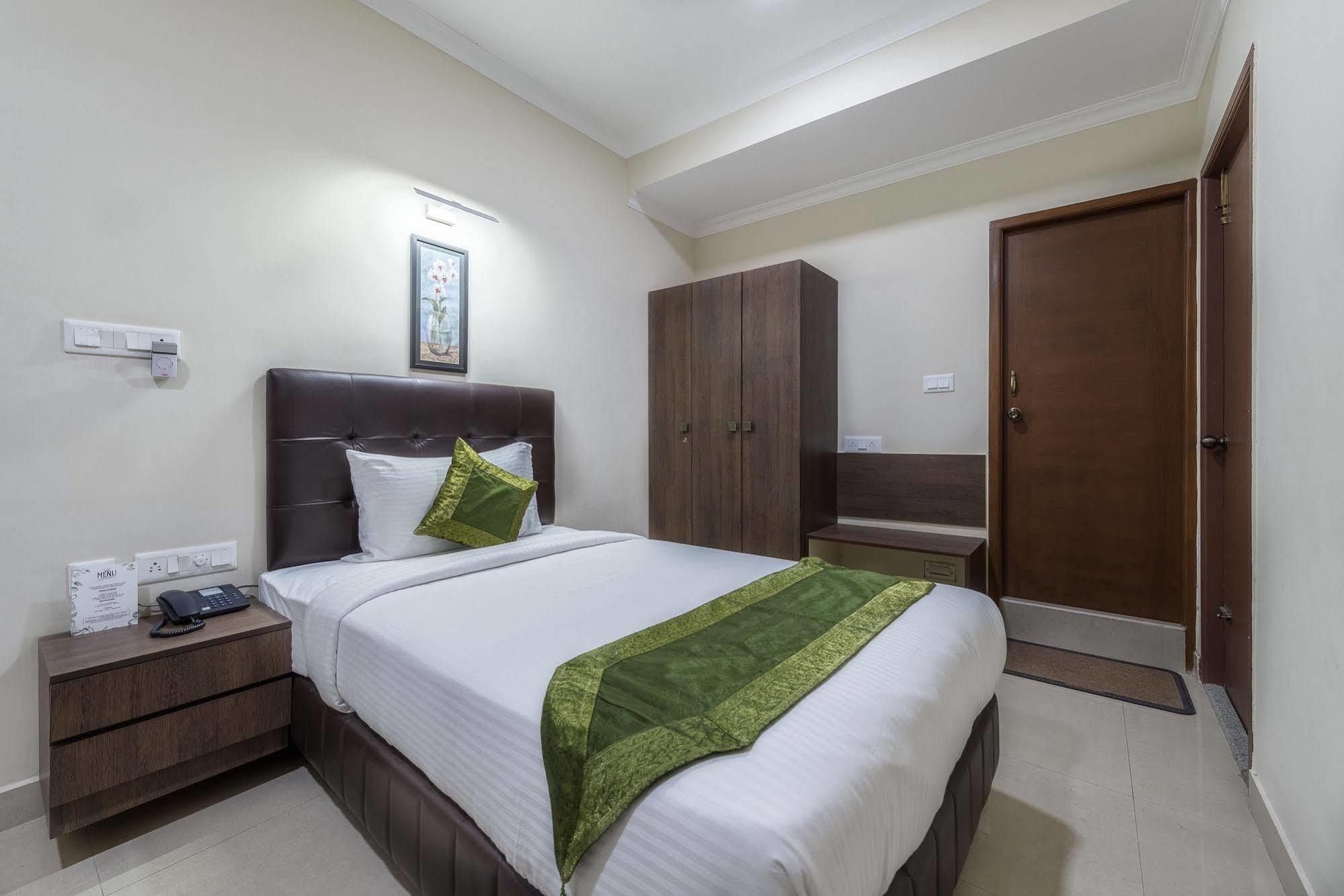 Hotel Mount Kailash Suites Ченай Екстериор снимка
